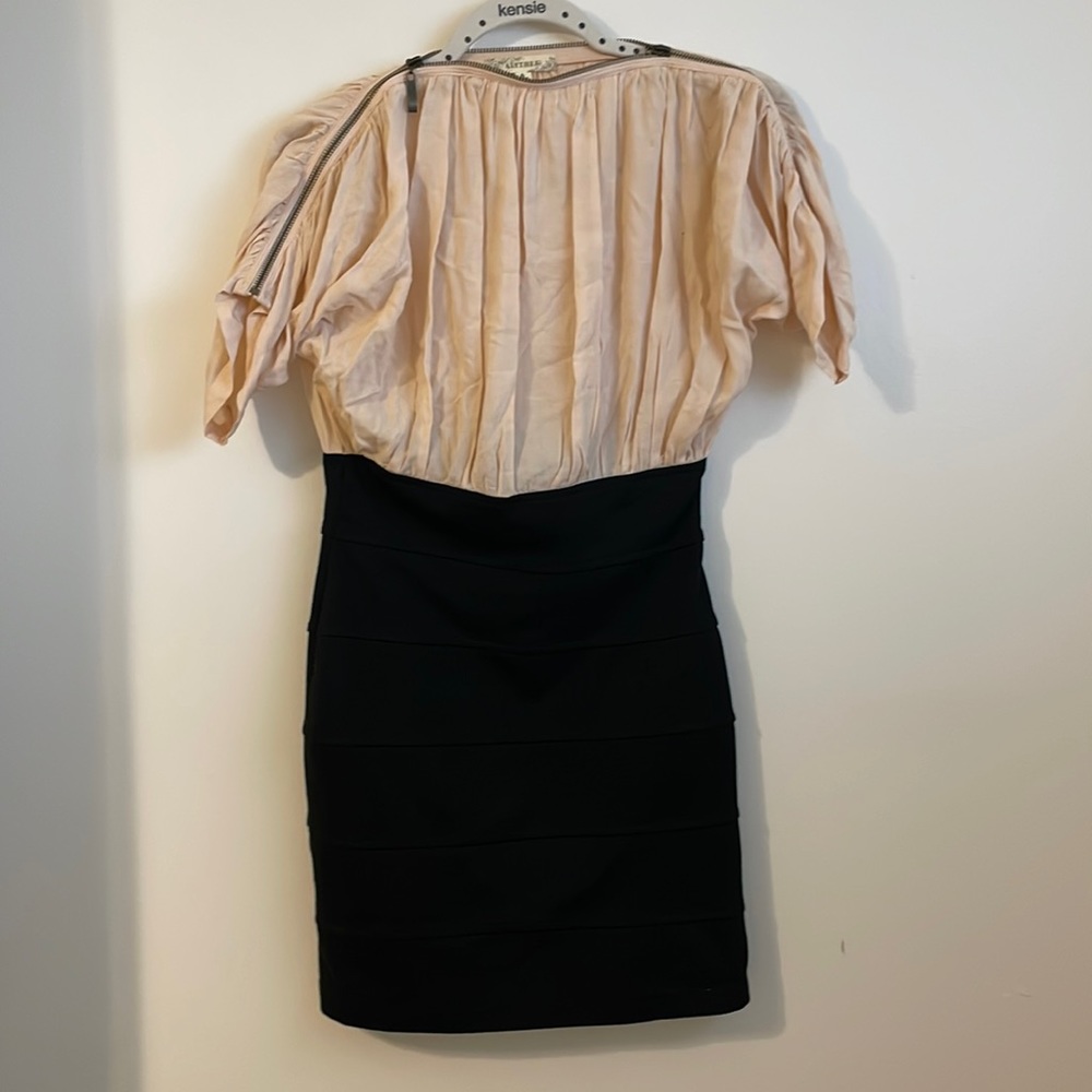 S peace and back mini dress. With zipper details.